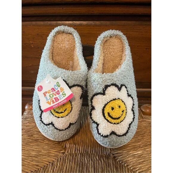 Peace Love & Vibes Women’s Slippers Floral Happy Face Sz S (5-6)NWT - Picture 2 of 5